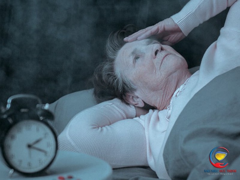 tiểu không tự chủ ở nữ giới người già do rối loạn giấc ngủ
