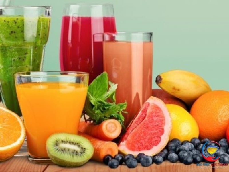 Nước ép trái cây bổ sung đầy đủ vitamin và dưỡng chất giúp cải thiện tiểu rắt và mau chóng hồi phục