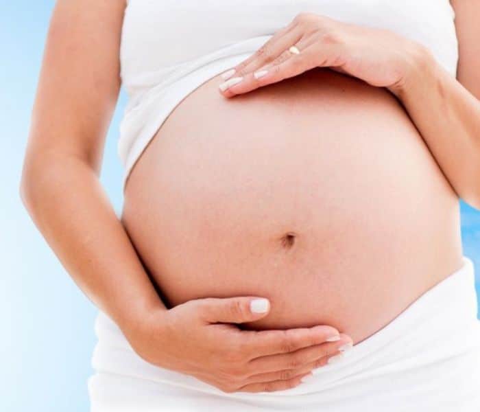 Sự phát triển của thai nhi gây chèn ép bàng quang gây ứ đọng nước tiểu tạo điều kiện cho vi khuẩn xâm nhập