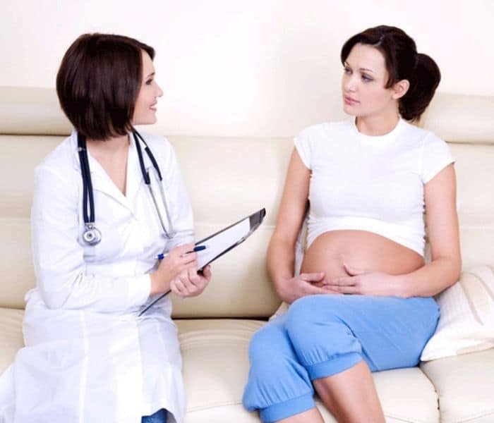 Khám thai định kỳ để theo dõi sức khỏe của mẹ và thai nhi.