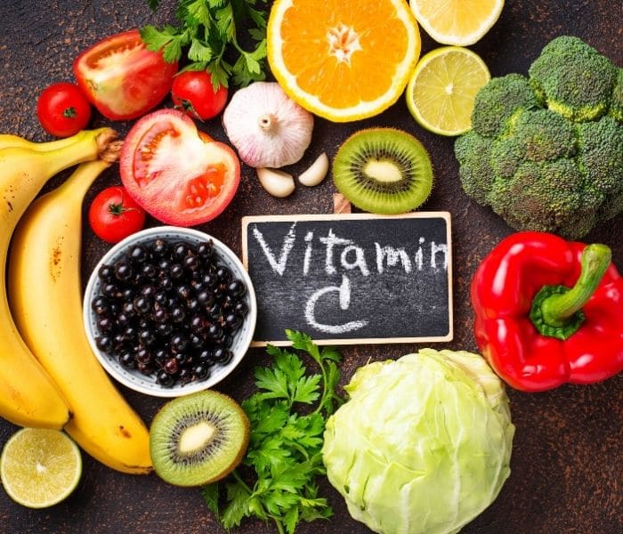 Bổ sung vitamin C từ rau củ, trái cây như cà chua, súp lơ, bắp cải, cam, bưởi giúp tăng cường đề kháng