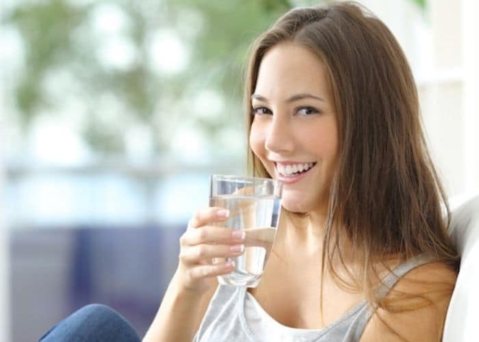 Cách trị tiểu buốt tại nhà nhanh nhất - Uống đủ nước