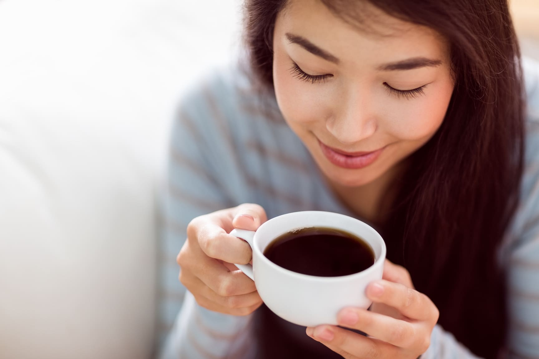 Hạn chế tối đa việc uống cà phê giúp giảm chứng đái dầm