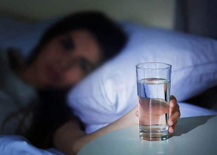 Nguyên tắc không uống nước trước 2 giờ khi đi ngủ