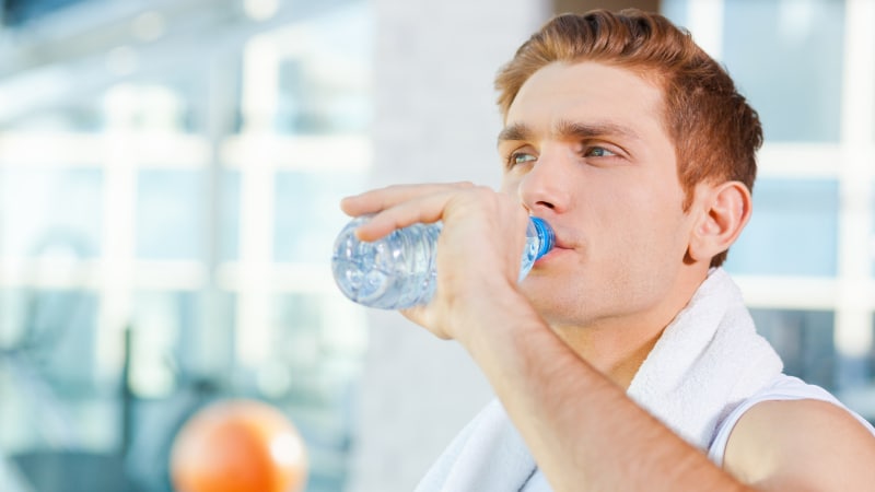 Uống nhiều nước lọc hơn để nhanh chóng loại bỏ vi khuẩn ra khỏi đường tiết niệu