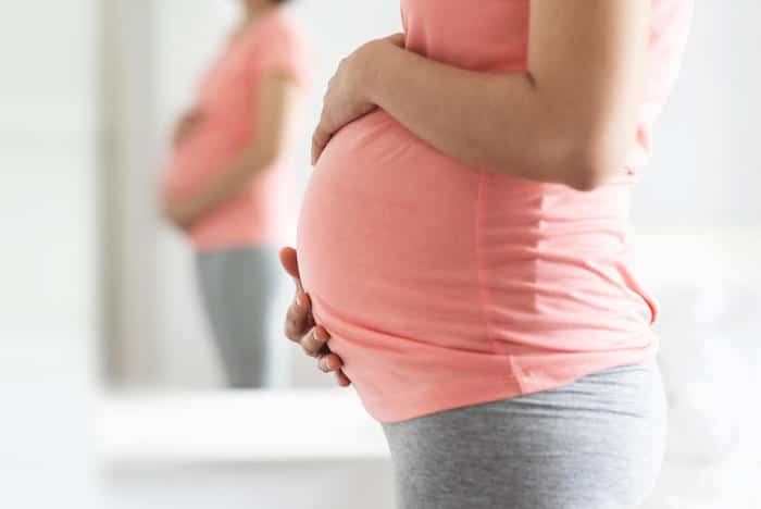 Phụ nữ mang thai có nguy cơ mắc nhiễm trùng đường tiết niệu cao, làm tăng khả năng họ có nước tiểu có mùi amoniac
