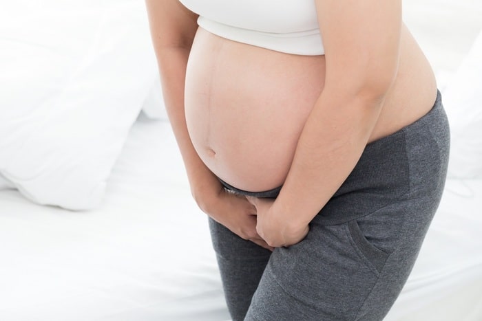 Nước tiểu có bọt là tình trạng phổ biến trong và sau thai kỳ. Trong thời kỳ mang thai, thận của các mẹ phải làm việc quá sức nên protein có thể bị rò rỉ vào nước tiểu và gây ra tình trạng bọt trắng