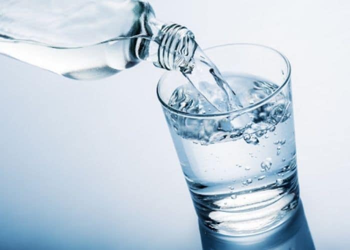 Nên uống đủ 2l nước mỗi ngày để thận hoạt động nhịp nhàng, đào thải được độc tố ra ngoài
