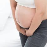 Phụ nữ mang thai đi tiểu nhiều lần trong ngày có sao không?